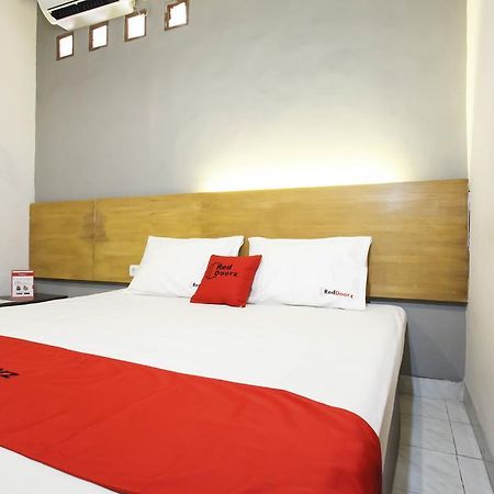 Hotel Reddoorz Near Juanda Airport T1 Surabaya Esterno foto